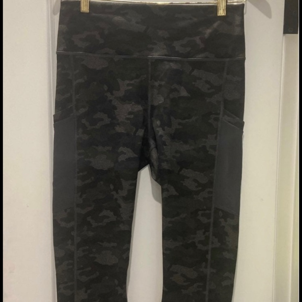 Fabletics Mila High-Waisted Pocket Capri in Camo